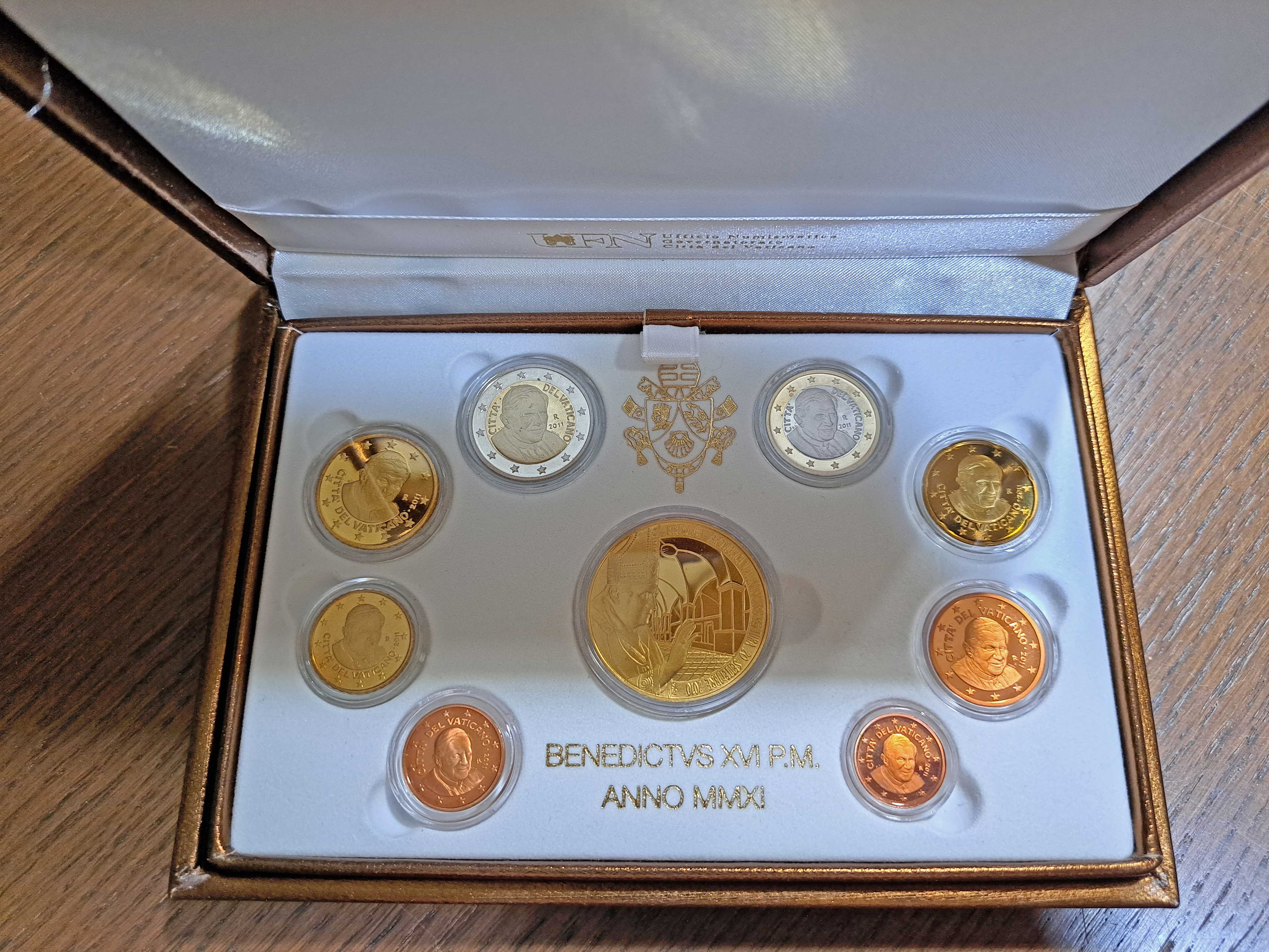 VATICANO, Benedetto XVI (2005-2013) Serie Divisionale 2011, inclusa medaglia in oro "Riapertura della Biblioteca Apostolica Vaticana"